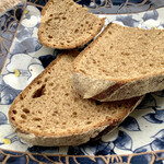 まつぼっくりパン - 【ずっしりライ麦パン(ずっしり90%)】ほのかな酸味のあるのが特徴