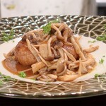 トリワイン ＰＩＫＯＳＨＨＨＵ - 鶏１００％手ごねハンバーグ～きのことマルサラ酒のソース～