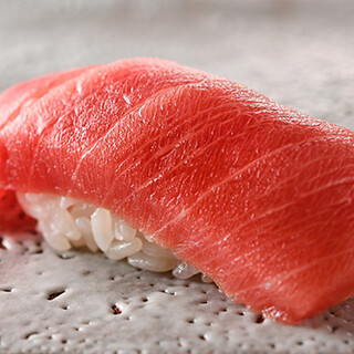 Warm the tuna in your mouth before eating. The aroma and sweetness of the fat are delicious, with a lingering aftertaste.