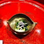 草喰 なかひがし - 器は小鳥に見立てている…秋のみのりをついばむ。
      大根の間引菜…北海道鮭ぶし（産卵後のもの）で出汁を引いて、大根の実と根っこ部分、そばがき（新そばまめ）、大原の食用菊（もってのほか）
      