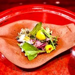 草喰 なかひがし - お造り…鯉の細造りとんぶり。トマト、カイワレ、黄色いゴウヤ、カタバミ、ノビル。間引き菜…人参、菊菜、かぶら、すいが鯉の皮を湯引きにしたもの、鯉の骨をににこごり鯉の鱗を素揚げにしたものに山椒を醤油で…
      