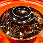 草喰 なかひがし - 煮物椀…漆器はすすきの研ぎ出しもので、朱塗りに黒を重ねて研ぎ出してススキのがらを表現している。今はもう出来ない技法とか…。