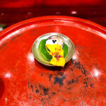 草喰 なかひがし - 箸休め…月見に見立てて、ナスタチウム葉（山葵風味の葉）に、ナスタチウムの花を添えて。２年ものの鯖のなれずし（乳酸発酵抜群）と大根の間引菜をおろしにできないのでシャーベット状に、黒粒はタラの種子。
      