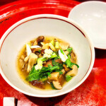 草喰 なかひがし - 焚き合わせ…レンコンをすりおろして素揚げに、きのこ…クリタケく、シロカブラ（子かぶら）、生姜を一緒に絡めて食す。