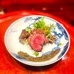 草喰 なかひがし - 赤身のアンガス牛（炭火焼）…　エゴマと茄子のソースで。素揚げのセンマイせんが添えてある
      
      