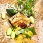 草喰 なかひがし - 琵琶湖の大鰻…摘果みかんのジャムで、丹波の黒豆（えだまめ）、大根、ネギ…菊菜と花はつるむらさきの花。山椒の葉紅葉。お浸しがわりに胡瓜、きくな、イワタケ、花オクラ。