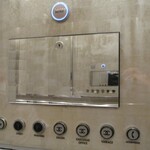 ベージュ アラン・デュカス 東京 - 専用エレベーターのボタン