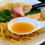 中華そば 麺や 六助 - スープの様子