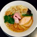 中華そば 麺や 六助 - ワンタン中華そば 950円（醤油）