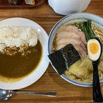 まる政 - 叉焼ワンタン麺＋ミニカレー
            今思うとワンタンもカレーに投入すべきだったかも。