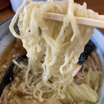 まる政 - 麺リフト〜！
アッサリ味。麺はやや平打ちの縮れ麺つーのかな。