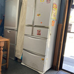 Marumasa - 内観
      厨房にスペースがないのか客席にそびえ立つ冷蔵庫。