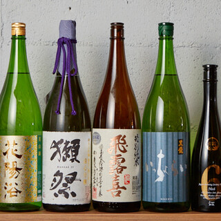 高級日本酒也以一杯500日元的價格提供◎輕松現金支付