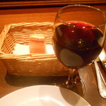 プレゴプレゴ - 赤ワインとパン