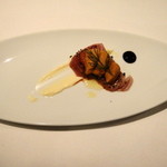 ヴァカンツァ - 前菜　ヨコワ（本マグロ稚魚）馬糞海胆、赤ピーマンのペーストとマヨネーズ上のスプレッド、バルサミコ酢添え