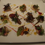 ヴァカンツァ - シマアジ、明石の蛸、赤海老、ホタテ、鯛、穴子などのサラダ。