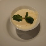 ヴァカンツァ - ドルチェは2層でクリームブリュレ状の上にジェラート