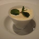 ヴァカンツァ - ドルチェは2層でクリームブリュレ状の上にジェラート