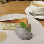 eichi. - ゴルゴンゾーラのチーズケーキ＆黒ごまのジェラート　ランチにプラス200円と、ランチにセットのコーヒー