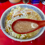 らーめん弁慶 - 見た目よりは全然クドく無くて、美味しいスープ