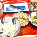 草喰 なかひがし - メインディッシュ…ごはん、うるめい鰯（イワシ雲の器で）日本航空めざし便、香の物、ほうじ茶、焼きナスとむかご、みそねぎにみょうがの花。
      