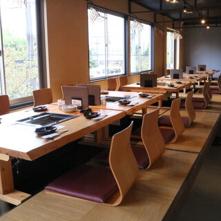 ごゆっくり寛げる掘りごたつ席を採用