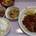 サ・ラ・マンジェ - 名物、チキンカツ定食。\580は安い。