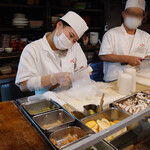 いたる 本店 - 桂剥きしながら電話応対もさすが！(掲載許諾済)