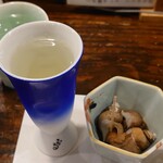 いたる - 天狗舞蔵出しミニタンク(グラス120ml)660円 突き出し330円　バイ貝煮付け