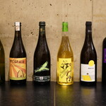 Roji-oku - かなりの数の白ワインボトルあります。