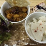 キッチン福本屋 - 小鉢３品。ビール飲み干しちゃうとこだったよ