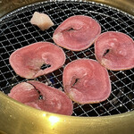 あみやき亭 - 豚旨味塩タン　焼きタン途中☆
