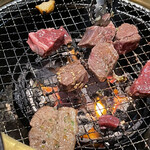 あみやき亭 - ハラミ焼いている途中☆