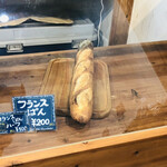 SHUN BABI - 閉店間際だから少ないけど、ショーケース2        なかなかいいフランスパン。安い。ハーフにもしてくれる親切さ。