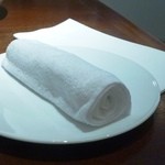 カフェ＆バーカロ イル ニード - お皿の上に乗せて出てきたおしぼり（これには良い意味で関心しました。）