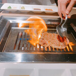 完全個室焼肉 GYU FUNABASHI - サーロイン､イケメンがサッと炙り炎が(o^^o)