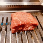 完全個室焼肉 GYU - たん元調理中