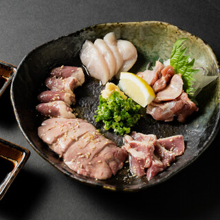 ◆“Tori Sashimi” with outstanding freshness and “Grilled skewer” with secret sauce added over 40 years