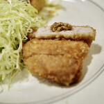 モイベーカリー - 購入日の夕食に作った黒豚ロース肉のとんかつに山食を焼かずに合わせる。Moutarde à l'ancienne 、オリーブオイル、白ワインで食べる。とんかつソースは使わない。ご飯は食べない。