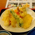 Ikesu Gyoba - イカの天婦羅…多分エンペラ二切れと下足。野菜はピーマン·サツマイモ·ニンジンです。