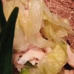 鶏一途 - 蒸し鶏と浅漬けキャベツ