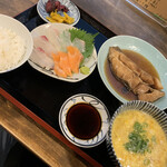 Udon Endou - 煮魚定食＋お刺身　本当はこれに小鉢が付いて1,320円。お魚は鰈。