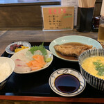 うどん えんどう - 煮魚定食＋お刺身　本当はこれに小鉢が付いて1,320円。お刺身無しだと880円。お魚のレベルは間違いなく高いです！