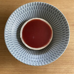 Yanagiya Houzen - 裏面は艶やかな紅色の羊羹。表面が糖蜜でコーティングされており、上品な甘さです♡