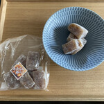 Yanagiya Houzen - 普通の和菓子も売っています。みたらしゆべし。