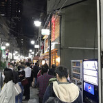 ニッポンカリー オルタナ - 大行列。たこ焼き屋の前