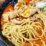らー麺 武蔵 - 肉入り辛麺(こってり) の麺