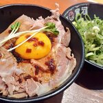 河童ラーメン本舗 - 河童丼 しっとり肩ロース(380円)、青ネギ(100円)。