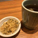 やよい軒 - お漬物と熱茶