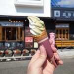 忠海港 - ソフトクリーム(バニラ＋抹茶)